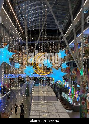 6 MAGGIO 2019-SINGAPORE SINGAPORE SINGAPORE: Centro commerciale decorato con luci di natale con stelle e luna appese al soffitto. Foto Stock