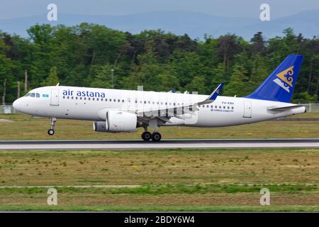 Francoforte, Germania – 25 aprile 2018: Aereo A320neo Air Astana Airbus all'aeroporto di Francoforte (fra) in Germania. Airbus è un produttore di aerei europei Foto Stock