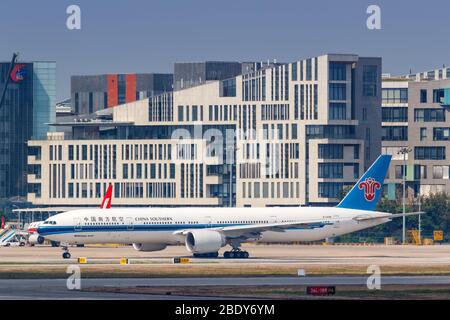 Shanghai, Cina – 28 settembre 2019: China Southern Airlines Boeing 777-300ER aereo all'aeroporto Shanghai Hongqiao (SHA) in Cina. Boeing è un Amer Foto Stock