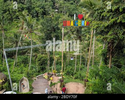 ARPIL 23, 2019-BALI INDONESIA : Vista della messa a punto dell'altalena gigante situata a Ubud Bali in Indonesia. Foto Stock