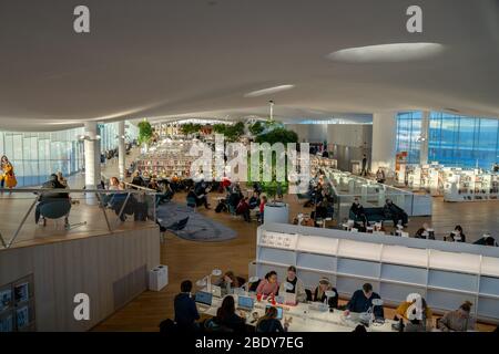 Biblioteca centrale di Oodi Helsinki, Finlandia Foto Stock