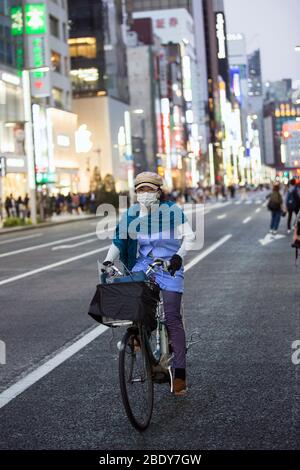 I viaggiatori prendono le precauzioni indossando maschere facciali, via tokyo, prevenire il virus corona, via giapponese, tokyo, protezione bovid 19, precauzioni sanitarie Foto Stock