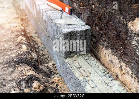 costruzione di parete di ritenuta da blocchi di argilla espansi Foto Stock