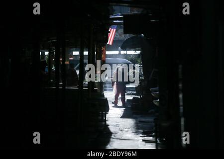 Kuala Lumpur, Malesia. 8 aprile 2020. Operazione di disinfezione in strada a Sri Petaling, Kuala Lumpur, Malesia. Circa il 62% dei casi di Covid-19 sono stati collegati al cluster dell'evento Tabligh alla moschea Sri Petaling, afferma Noor Hisham Abdullah, direttore generale della salute. La Malesia venerdì (aprile 10) ha segnalato 118 nuovi casi COVID-19, portando il conteggio nazionale a 4,346. (Foto di Zulfadhli Zaki/Pacific Press) Credit: Pacific Press Agency/Alamy Live News Foto Stock