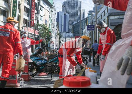 Kuala Lumpur, Malesia. 8 aprile 2020. Operazione di disinfezione in strada a Sri Petaling, Kuala Lumpur, Malesia. Circa il 62% dei casi di Covid-19 sono stati collegati al cluster dell'evento Tabligh alla moschea Sri Petaling, afferma Noor Hisham Abdullah, direttore generale della salute. La Malesia venerdì (aprile 10) ha segnalato 118 nuovi casi COVID-19, portando il conteggio nazionale a 4,346. (Foto di Zulfadhli Zaki/Pacific Press) Credit: Pacific Press Agency/Alamy Live News Foto Stock