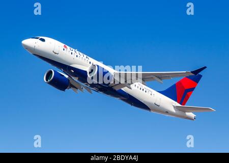 New York City, New York – 1 marzo 2020: Aereo Delta Air Lines Airbus A220-100 all'aeroporto JFK di New York negli Stati Uniti. L'Airbus è un Euro Foto Stock