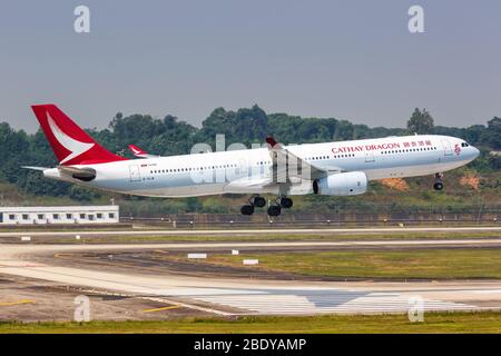 Chengdu, Cina – 22 settembre 2019: Aereo Cathay Dragon Airbus A330-300 all'aeroporto Chengdu Shuangliu (CTU) in Cina. Airbus è un aeromobile europeo Foto Stock