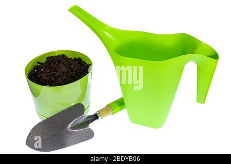 Colpo orizzontale di una lattina di irrigazione di plastica verde, una cazzuola, e una pentola di fiore verde con terreno di incapsulamento in esso. Isolato su bianco. Foto Stock