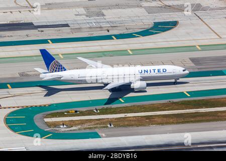 Los Angeles, California – 14 aprile 2019: Aeroplano United Airlines Boeing 777-200 all'aeroporto internazionale di Los Angeles (LAX) in California. Foto Stock