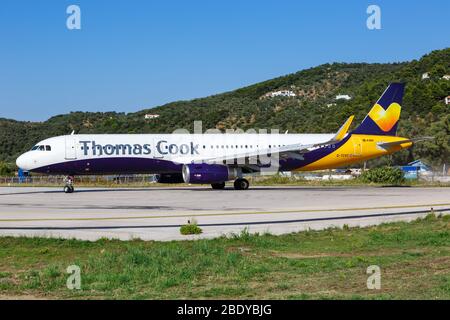 Skiathos, Grecia – 28 luglio 2019: Aeroplano Thomas Cook Airlines Airbus A321 presso l'aeroporto di Skiathos (JSI) in Grecia. Airbus è un velivolo di produzione europea Foto Stock