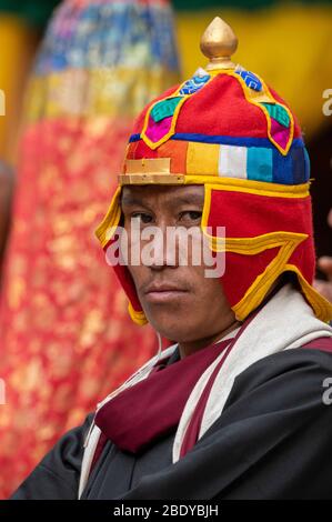 Bhutan, Punakha Dzong. Il Festival di Punakha Druchen, commemora la vittoria del Bhutanese sugli eserciti tibetani. Esecutore in abbigliamento tradizionale. Foto Stock