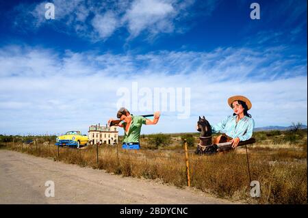 Questa attrazione sulla strada vicino a Marfa, Texas, chiamata Giant Marfa, rende omaggio al film "Giant", con James Dean e Liz Taylor. Foto Stock