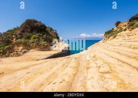 Il canale dell'Amore conosciuto anche come Canal d'Aamour, la famosa spiaggia dell'isola di Corfù. Grecia Foto Stock