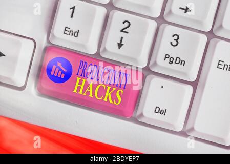 La scrittura della nota mostra la produttività Hacks. Il concetto di business per i trucchi che puoi fare molto di più per lo stesso ammontare di tempo Foto Stock