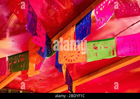 Bandiere di carta (Papel Picado) appese a Città del Messico Foto Stock