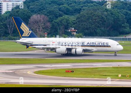Changi, Singapore – 29 gennaio 2018: Aereo Airbus A380 di Singapore Airlines all'aeroporto Changi (SIN) di Singapore. Airbus è un manu europeo di aeromobili Foto Stock