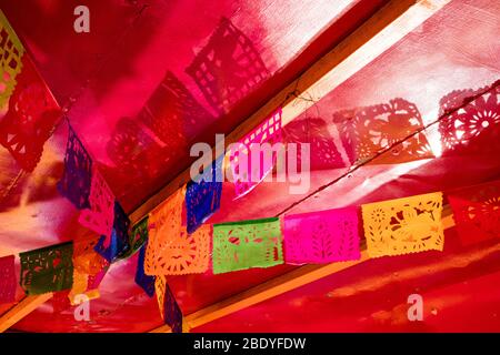 Bandiere di carta (Papel Picado) appese a Città del Messico Foto Stock