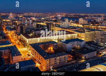 Notte Voronezh skyline del centro, vista aerea dal tetto Foto Stock