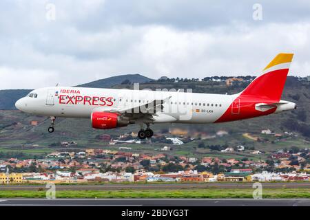 Tenerife, Spagna – 25 novembre 2019: Iberia Express Airbus A320 aereo all'aeroporto di Tenerife Nord (TFN) in Spagna. Airbus è un costruttore europeo di aeromobili Foto Stock