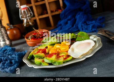 insalata con avocado, pomodoro e pomodoro fresco Foto Stock