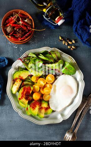 insalata con avocado, pomodoro e pomodoro fresco Foto Stock