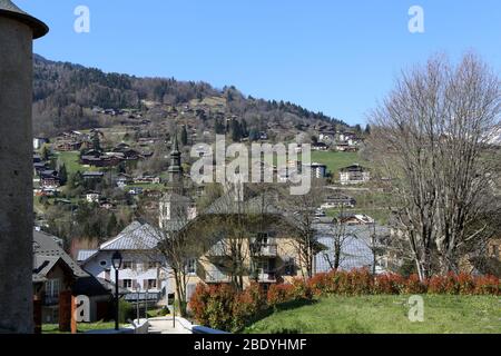 Vue sur le clocher de l'église Saint-Gervais et Protais. Alpi françaises. Saint-Gervais-les-Bains. Alta Savoia. Francia. Foto Stock