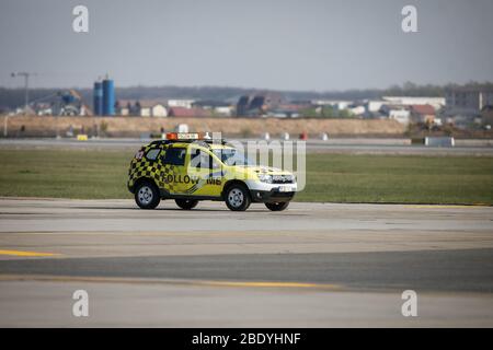 Otopeni, Romania - 9 aprile 2020: Seguimi in auto all'aeroporto internazionale Henri Coanda. Foto Stock