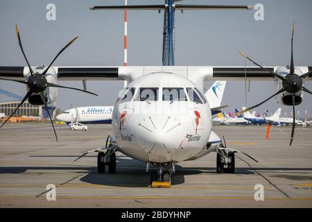 Otopeni, Romania - 9 aprile 2020: Aereo Tarom (la compagnia aerea operativa della Romania) sull'Aeroporto Internazionale Henri Coanda. Foto Stock