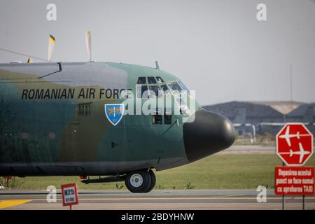 Otopeni, Romania - 9 aprile 2020: Lockheed C-130 Hercules aereo militare da carico della forza aerea rumena su Henri Coanda Aeroporto Internazionale tra Foto Stock