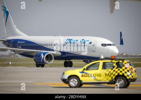 Otopeni, Romania - 9 aprile 2020: Aereo Blue Air all'Aeroporto Internazionale Henri Coanda. Foto Stock