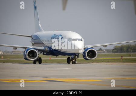 Otopeni, Romania - 9 aprile 2020: Aereo Blue Air all'Aeroporto Internazionale Henri Coanda. Foto Stock