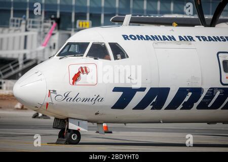 Otopeni, Romania - 9 aprile 2020: Aereo Tarom (la compagnia aerea operativa della Romania) sull'Aeroporto Internazionale Henri Coanda. Foto Stock