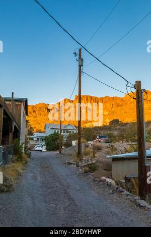 Side Road o vicolo a Oatman lungo la storica Route 66 in Arizona, USA Foto Stock