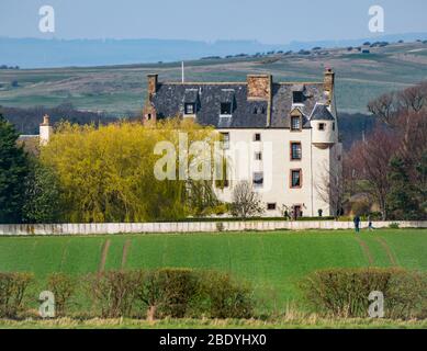 Scots stile baronale fortificato Ballencrieff House in paesaggio agricolo, East Lothian, Scozia, Regno Unito Foto Stock