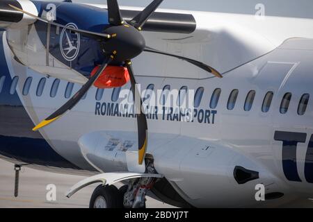 Otopeni, Romania - 8 aprile 2020: Aereo Tarom (la compagnia aerea operativa della Romania) sull'Aeroporto Internazionale Henri Coanda. Foto Stock