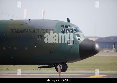 Otopeni, Romania - 8 aprile 2020: Lockheed C-130 Hercules aereo militare da carico della forza aerea rumena sull'Aeroporto Internazionale Henri Coanda. Foto Stock