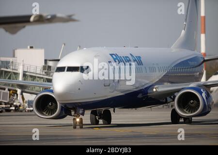 Otopeni, Romania - 8 aprile 2020: Aereo Blue Air all'Aeroporto Internazionale Henri Coanda. Foto Stock