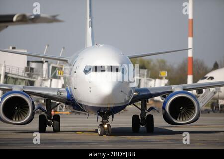 Otopeni, Romania - 8 aprile 2020: Aereo Blue Air all'Aeroporto Internazionale Henri Coanda. Foto Stock