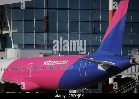 Otopeni, Romania - 8 aprile 2020: Aereo WizzAir all'Aeroporto Internazionale Henri Coanda. Foto Stock