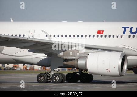 Otopeni, Romania - 8 aprile 2020: Aereo Turkish Airlines all'aeroporto internazionale Henri Coanda. Foto Stock