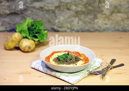 Pasto di patate schiacciato con funghi. Arrosto di manzo affumicato con sugo di funghi e purè di patate. Gustoso cibo casalingo con verdure Foto Stock
