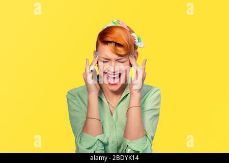 Urlare lo stress. Closeup ritratto arrabbiato donna urlare ampia bocca aperta isterico isolato sfondo giallo. Emozione umana negativa espressione facciale Co Foto Stock