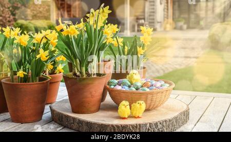 Tavolo da giardino, decorazione di pasqua, fiori, forcella, iuta, uova di  pasqua, dettaglio Foto stock - Alamy