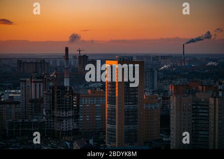 Tramonto sopra Voronezh sera. Vista aerea della costruzione di una moderna area residenziale Foto Stock