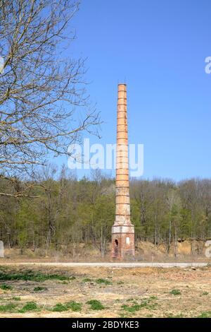 alto camino industriale si trova solo nel centro di un vuoto deserto solitario residuo della precedente fabbrica zala contea ungheria Foto Stock