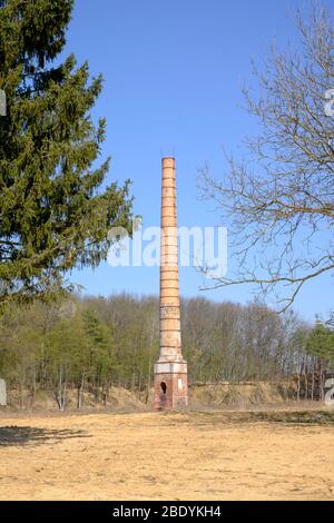 alto camino industriale si trova solo nel centro di un vuoto deserto solitario residuo della precedente fabbrica zala contea ungheria Foto Stock