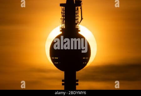 Berlino, Germania. 10 aprile 2020. Il sole tramonta dietro la torre della televisione. Credit: Christophe Gateau/dpa/Alamy Live News Foto Stock