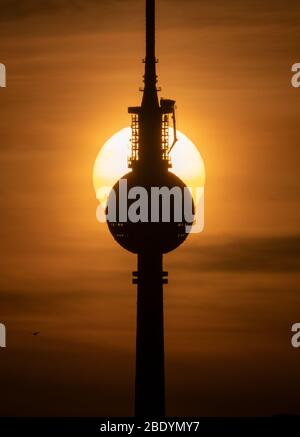 Berlino, Germania. 10 aprile 2020. Il sole tramonta dietro la torre della televisione. Credit: Christophe Gateau/dpa/Alamy Live News Foto Stock