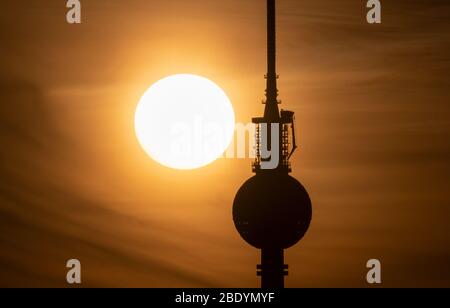 Berlino, Germania. 10 aprile 2020. Il sole tramonta dietro la torre della televisione. Credit: Christophe Gateau/dpa/Alamy Live News Foto Stock