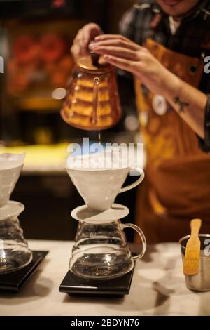 Barista al lavoro, che produce caffè speciale al Third Wave Cafe Foto Stock